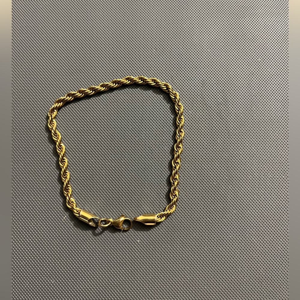 Gold tone 8” rope bracelet. This is gorgeous. EUC.